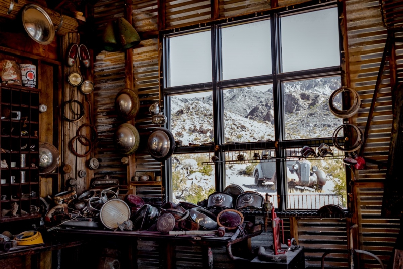 cordonnerie-RIGAUD-min_shop_window_part_junk_abandoned-138873